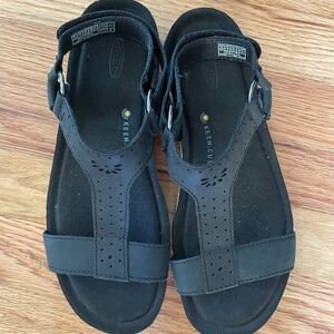 Like New KEEN Cush Black Leather Kaci Ana Adjustable T-Strap Sandal in Women's 9